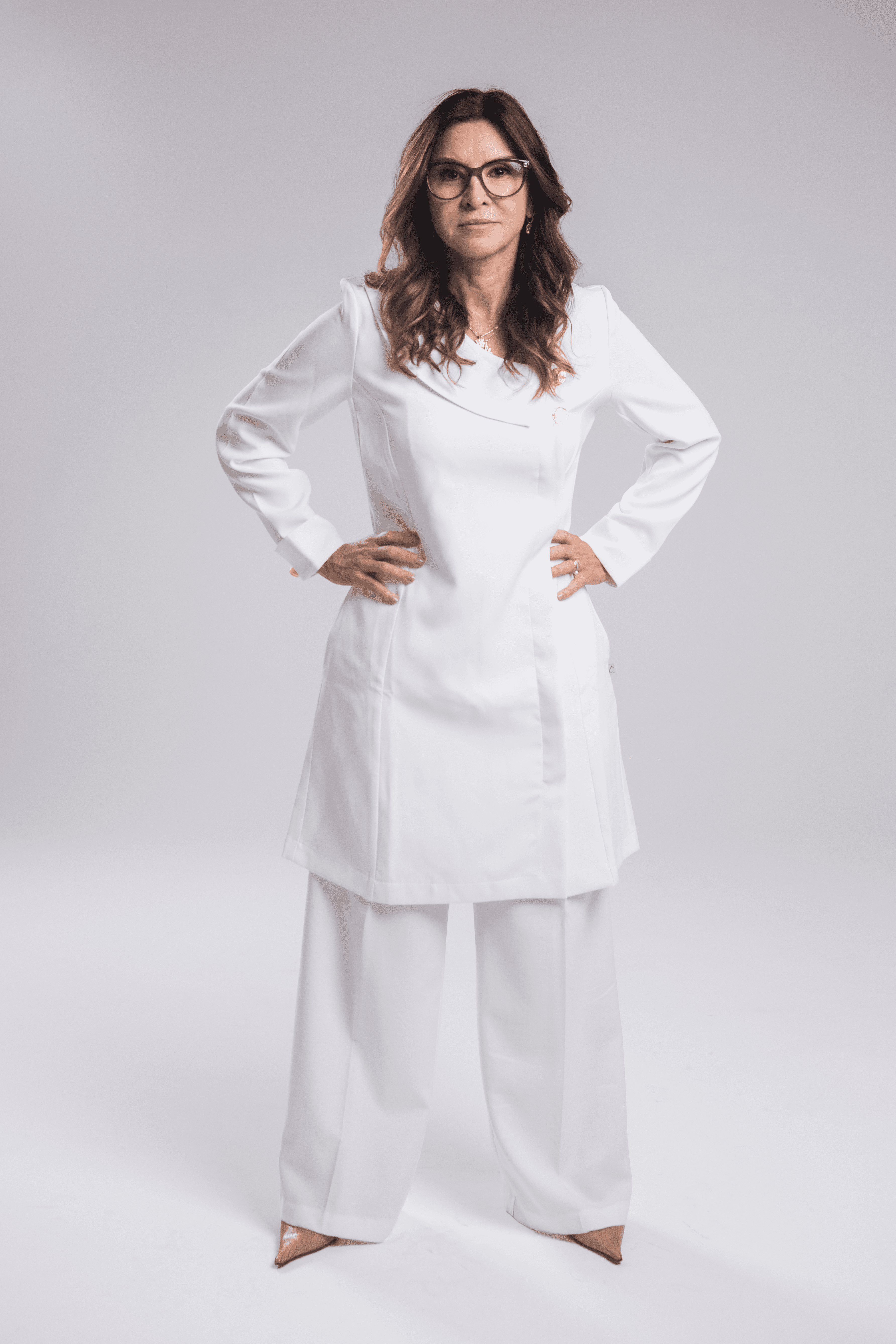 Claudia em conjunto branco, postura institucional
