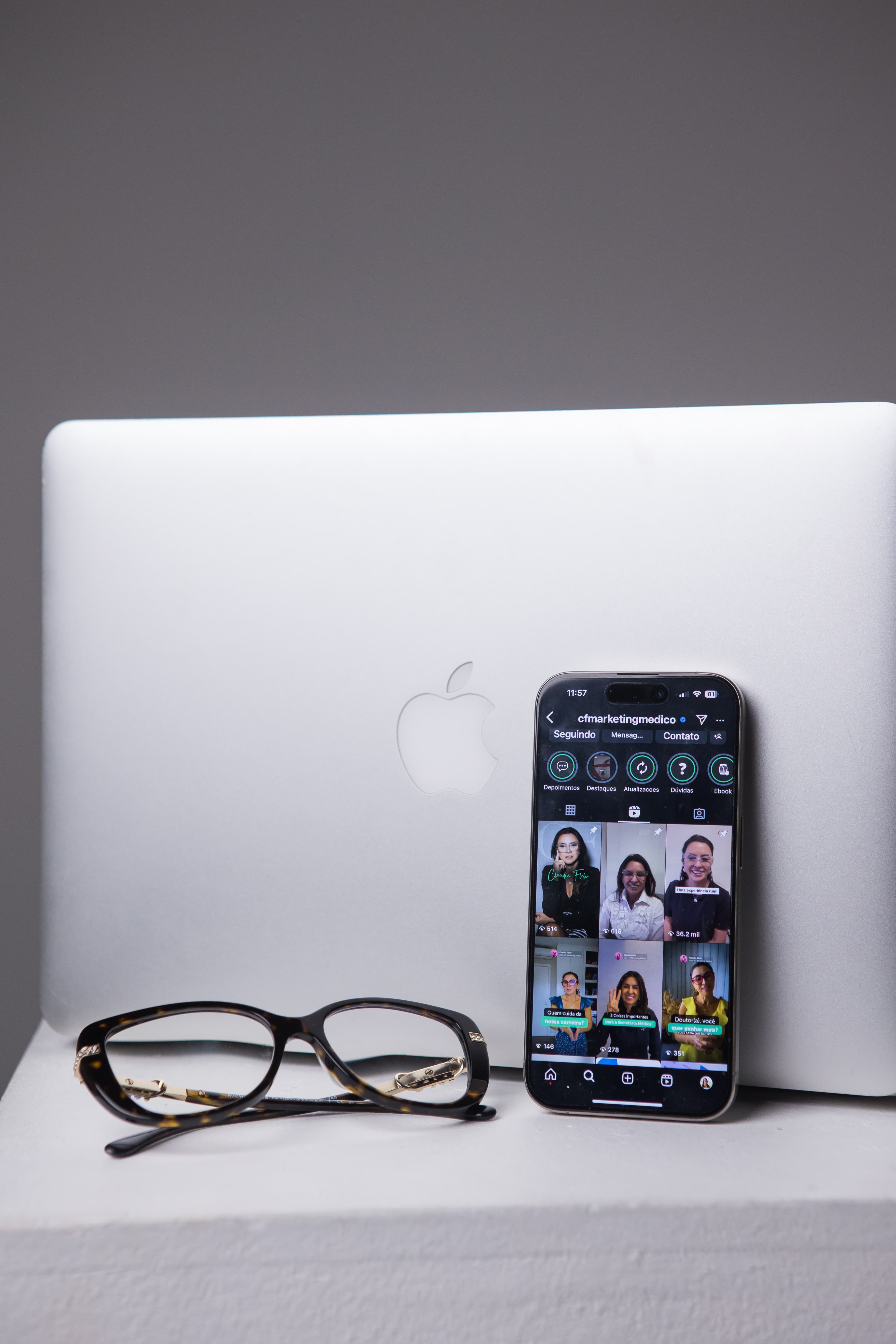 Detalhe macbook e iPhone com perfil CF