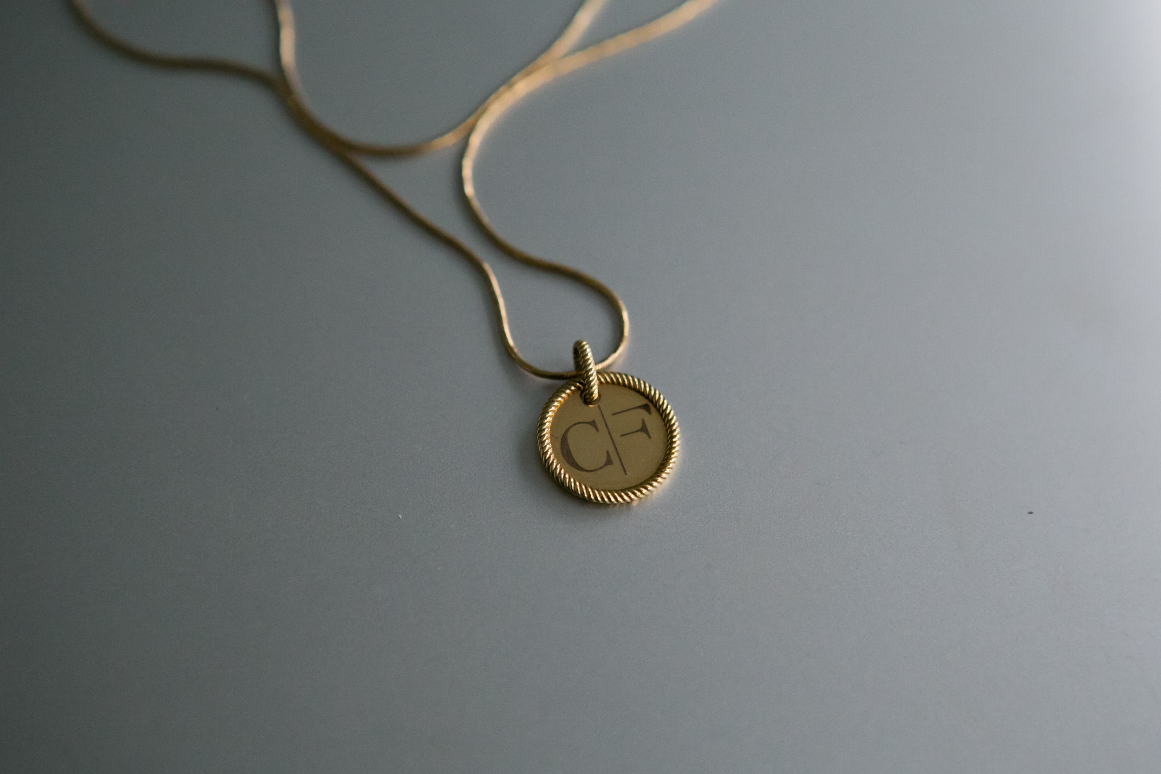 Detalhe colar CF dourado